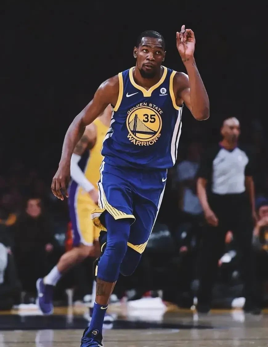 杜兰特回归赛场，关键助攻首场状态亮眼，老鹰观众沸腾！的简单介绍